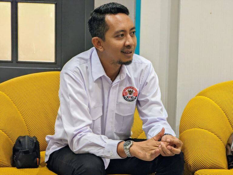 Menjaga Kehangatan Radio di Tengah Gelombang Digital