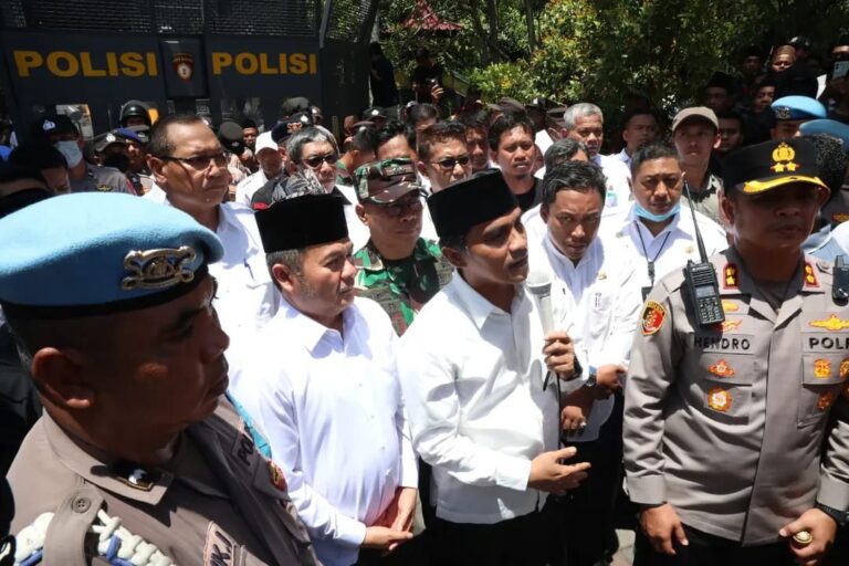 Temui Massa Aksi, Bupati-Wabup Bangkalan Janji Pemerintahan Transparan