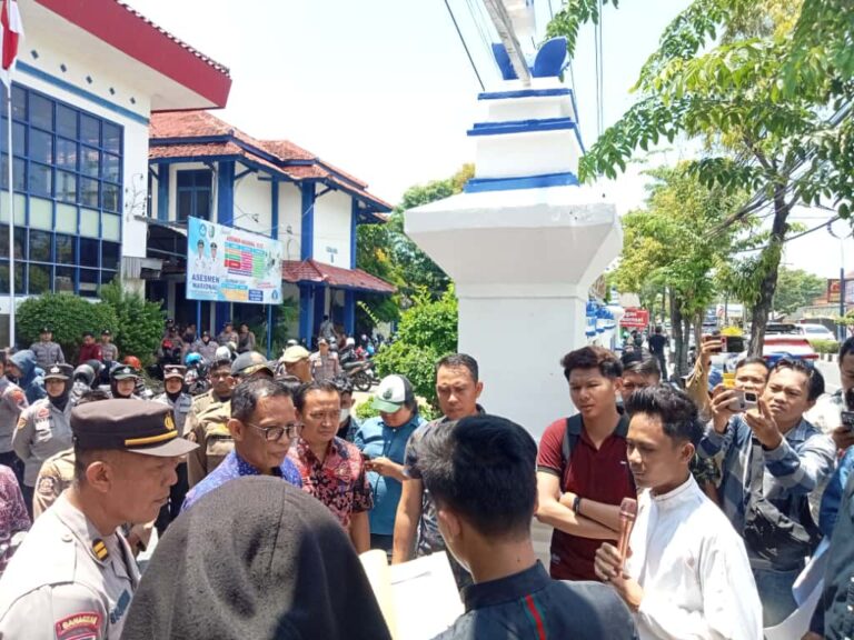 GPR Demo Disdik Sampang, Tuntut Tindak Tegas Pungli Seragam dan Siswa Titipan