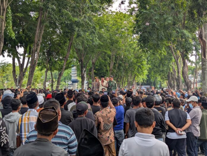 Demo Tuntut Pilkades di Sampang, Wabup Mahfudz: Aspirasi Masyarakat Akan Kami Perjuangkan