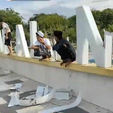 Demo Tuntut Pilkades di Sampang Ricuh, Landmark Alun-Alun Trunojoyo Rusak Parah