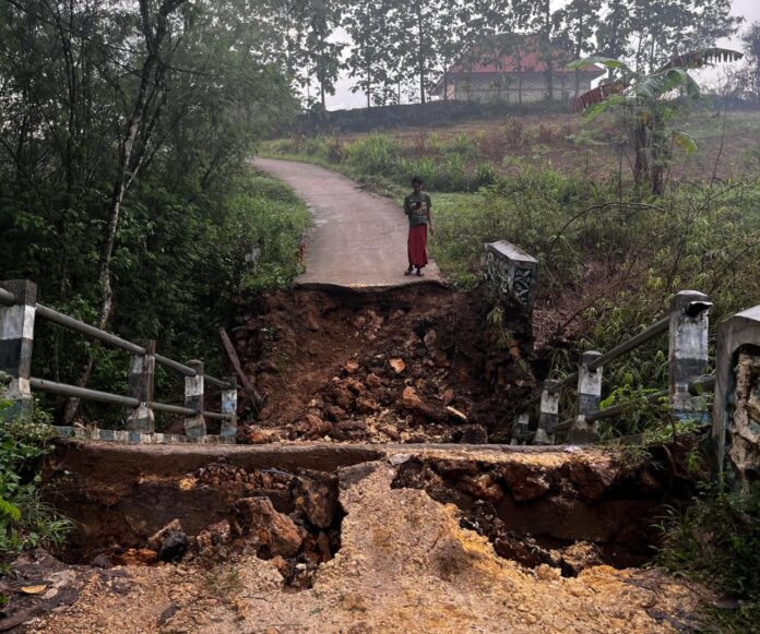 Jembatan di Sampang Ambruk, BPBD Ajukan Perbaikan ke Pemprov Rp500 Juta