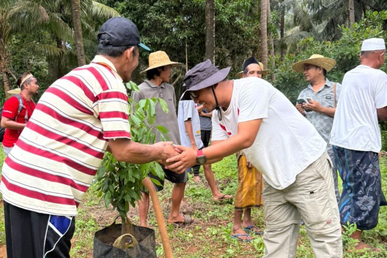 Kakatua Jambul Kuning Terancam Punah, Warga Pulau Masakambing Tanam Kelengkeng.